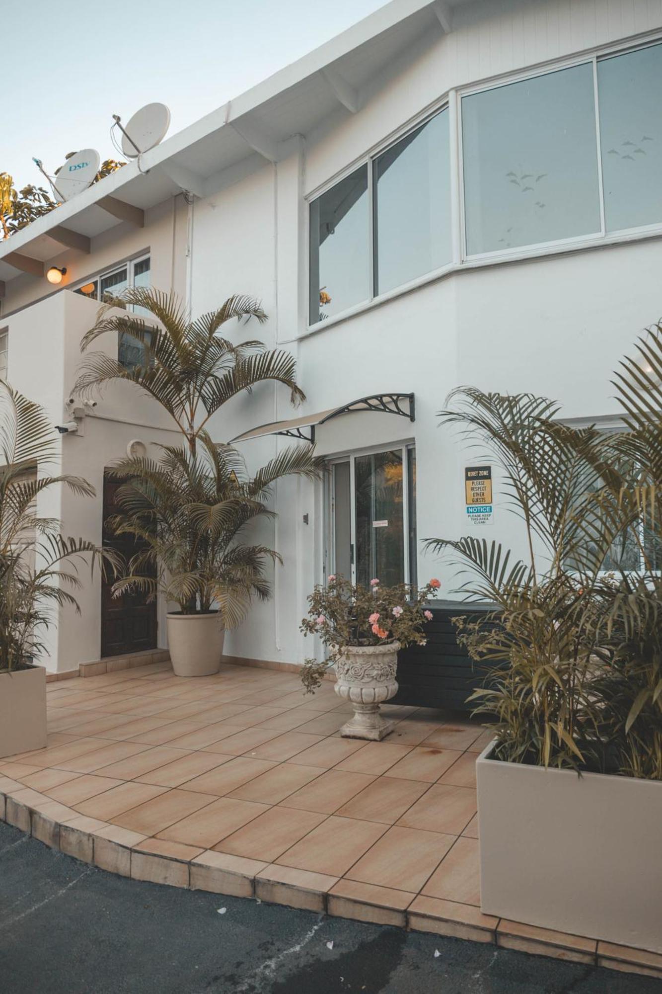 דורבן Beside Still Waters Boutique Hotel מראה חיצוני תמונה
